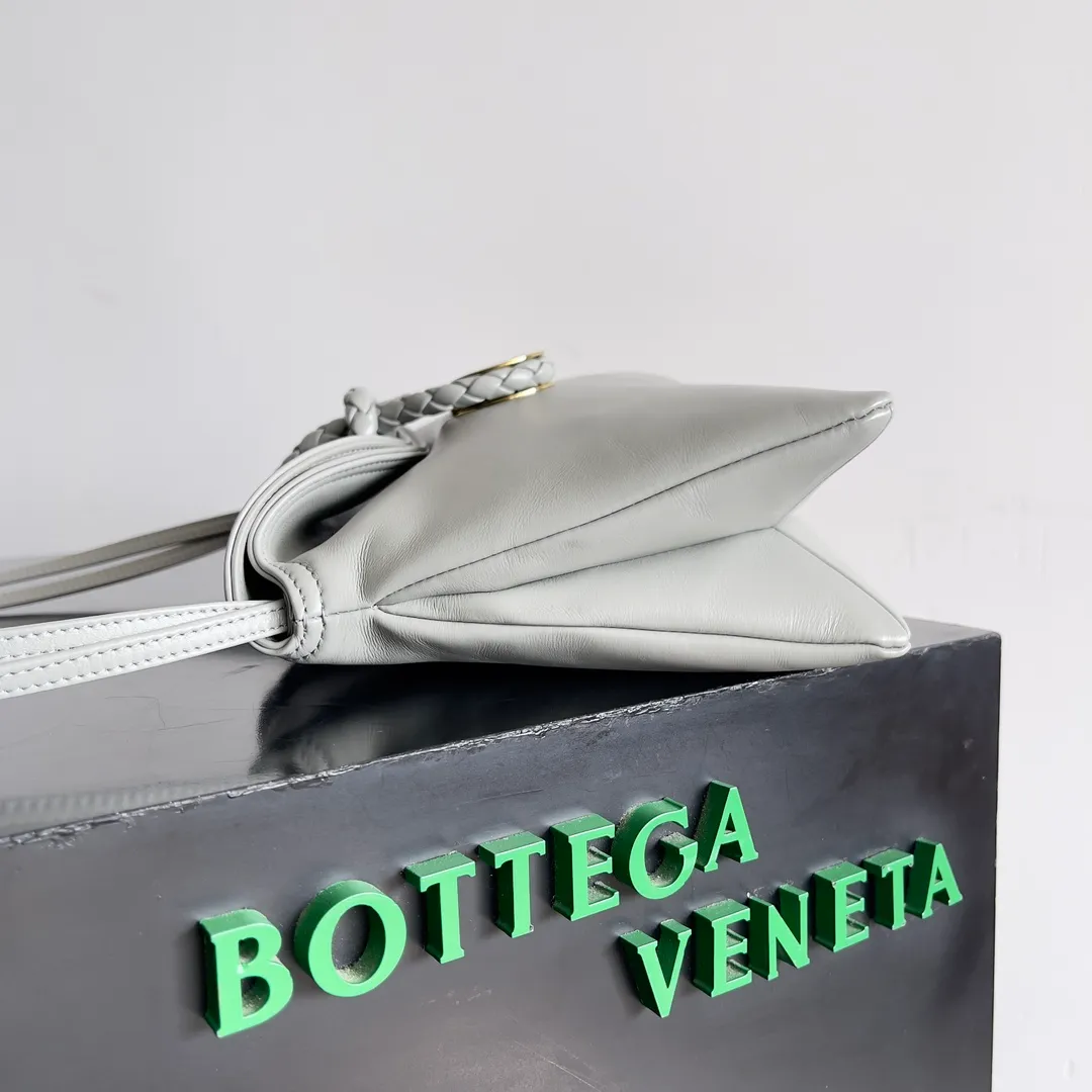 Batch 1680 Inspired by the 1970s, the Bottega Veneta women's logo shoulder bag has a smooth leather surface that brings a clean and handsome feel, just like the neatness and tenacity of a working woman. The front buckle is made of high-quality hardware pendant, the overall retro elegance, and the excellent leather feels soft. This Bottega Veneta series can be described as beautiful, weakening the complexity of the outfit, not competing for it, and only using the best quality to interpret itself. Style number: 806034 (large size) Size: 30*20*8cm